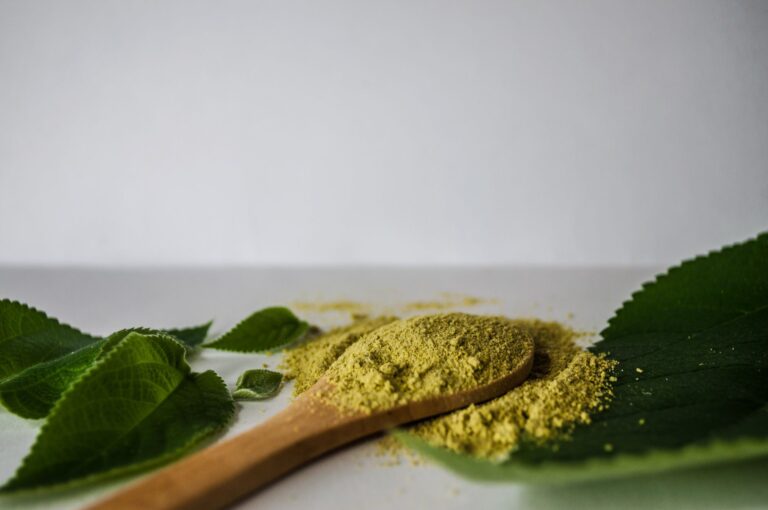 Kratom: kompletny przewodnik po działaniu, dawkowaniu i ryzyku